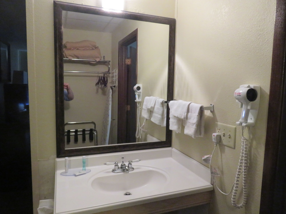 Americas Best Value Inn Story City 5/15
