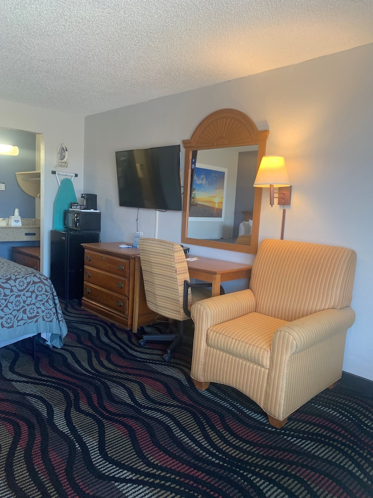Days Inn by Wyndham Fort Myers 23/31