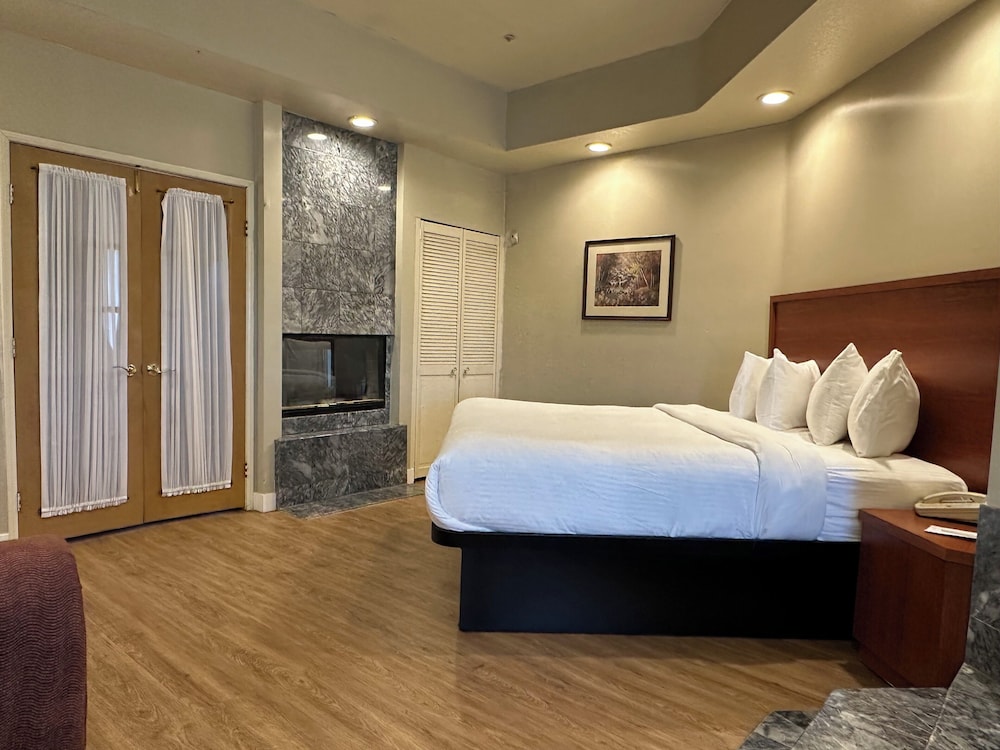 Suite, King Bed, Hot Tub