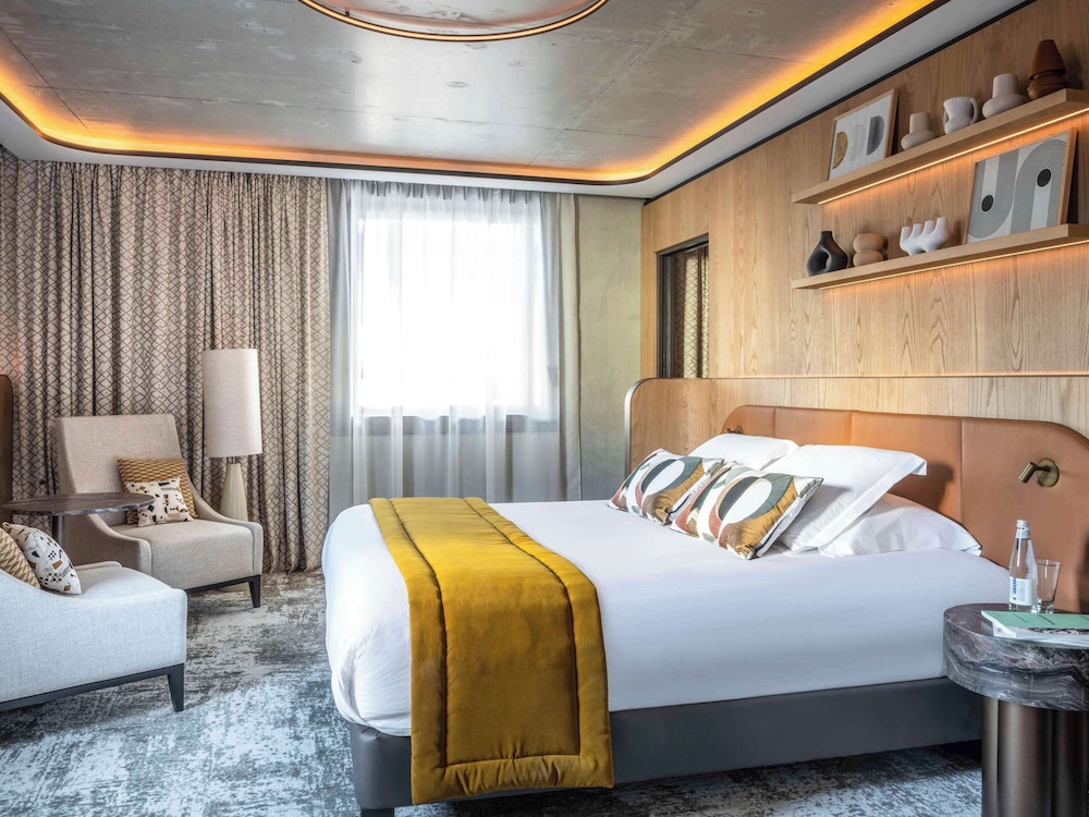 SUITE, KING BED, SOFA