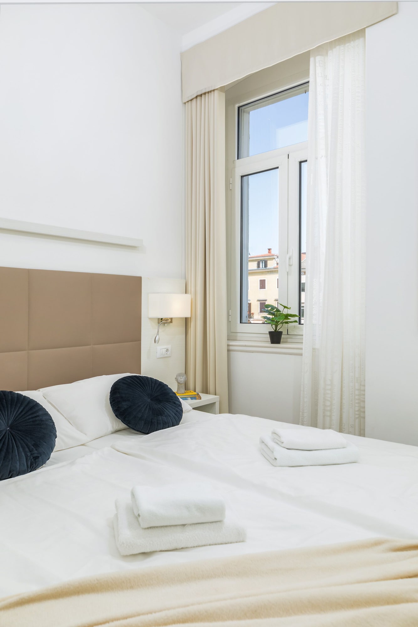 EXCLUSIVE, DOUBLE OR TWIN BED