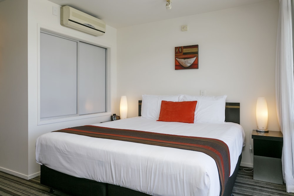 LUXURY, STUDIO, KING BED, POOL VIEW, POOL SIDE, SOFA