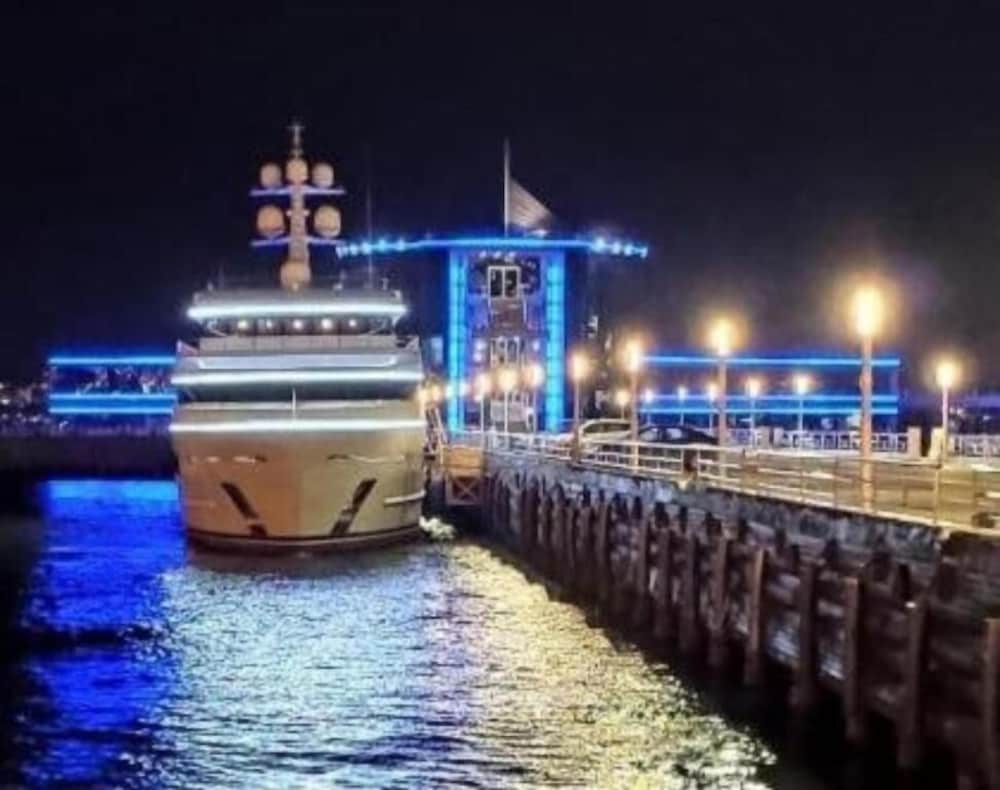 YACHT CLUB 16/27