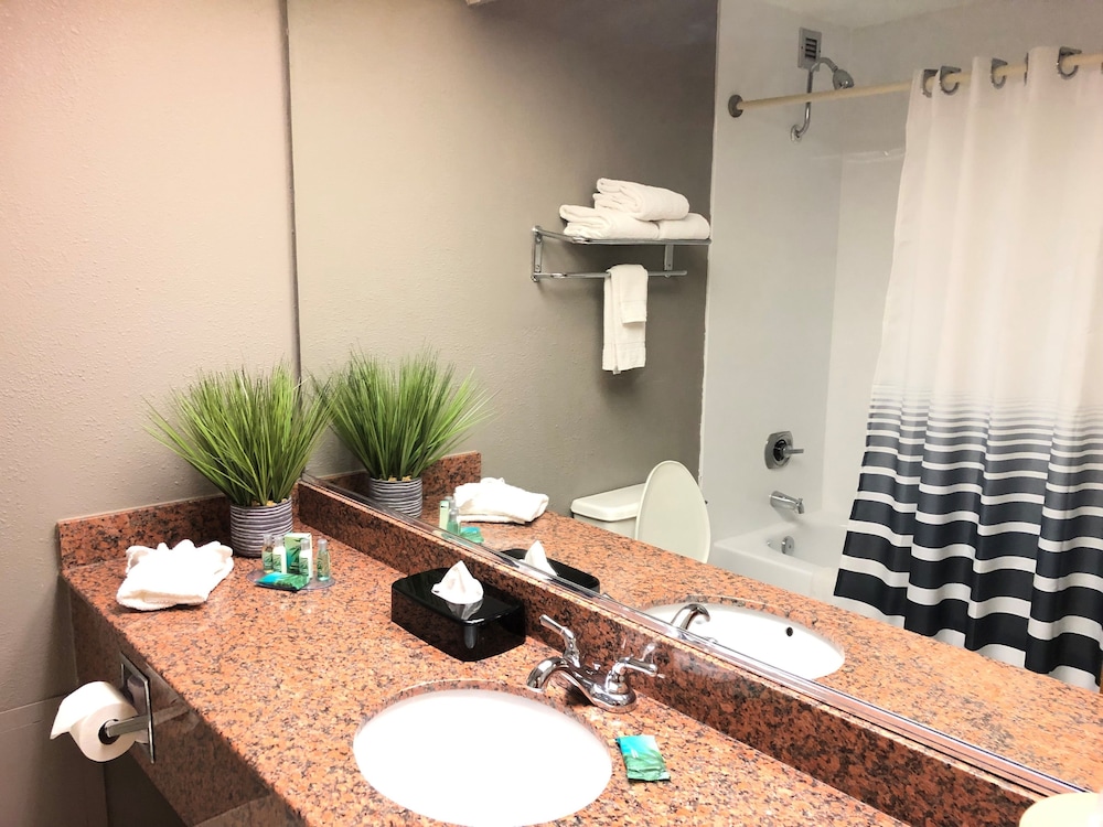 Capital Plaza Hotel 35/37