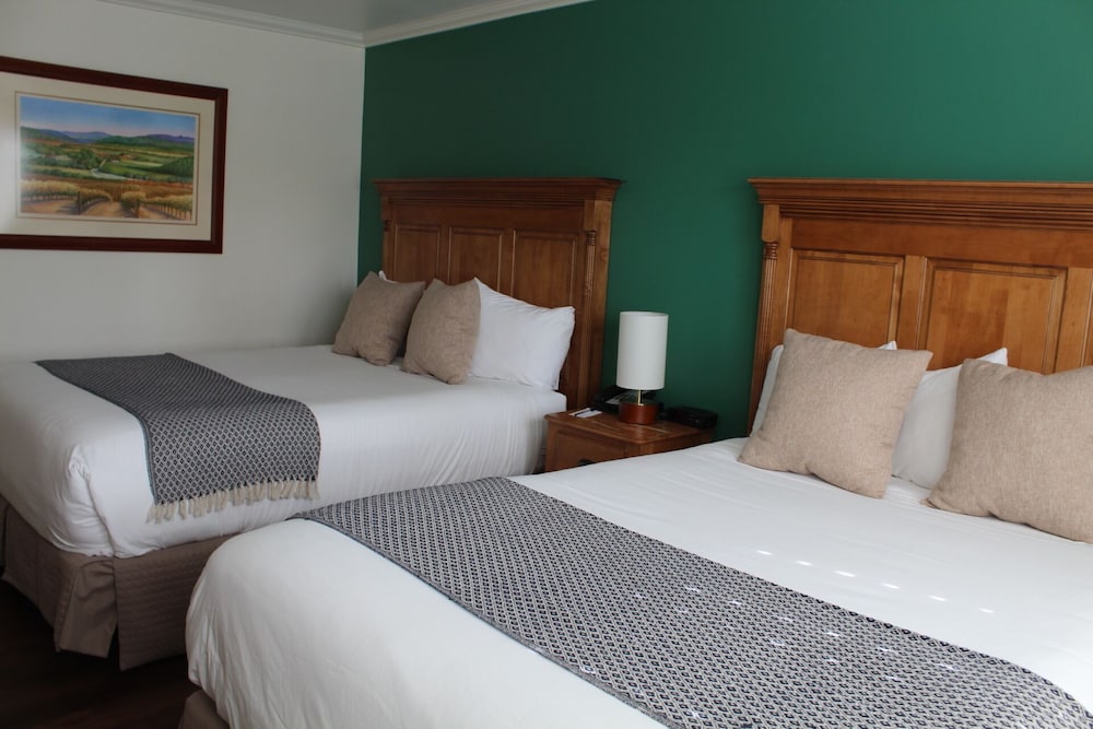 DELUXE, 2 QUEEN BEDS