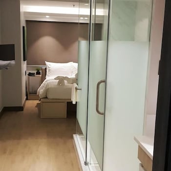 The Mini Suites - Eton Tower Makati 63/63