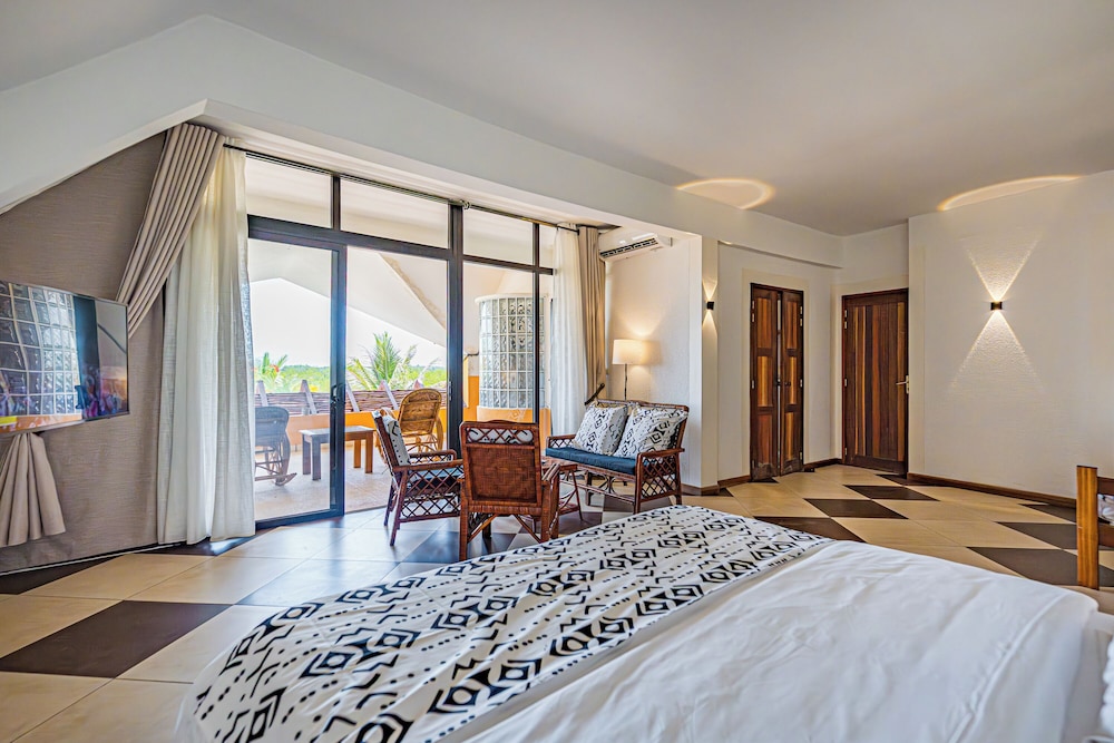 Superior, Suite, Queen Bed, River View