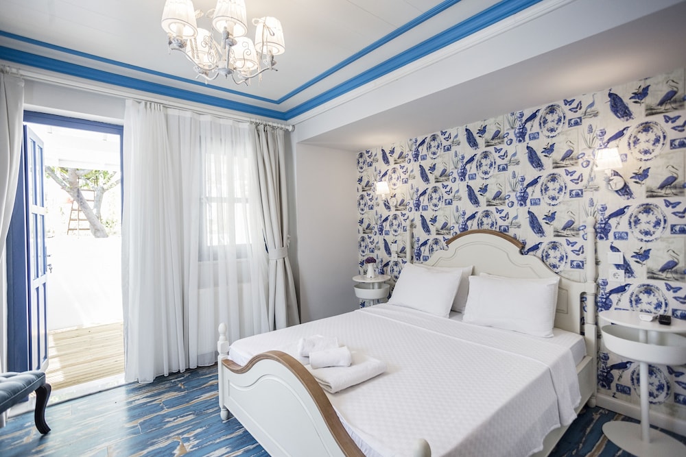 DELUXE, DOUBLE BED, PATIO