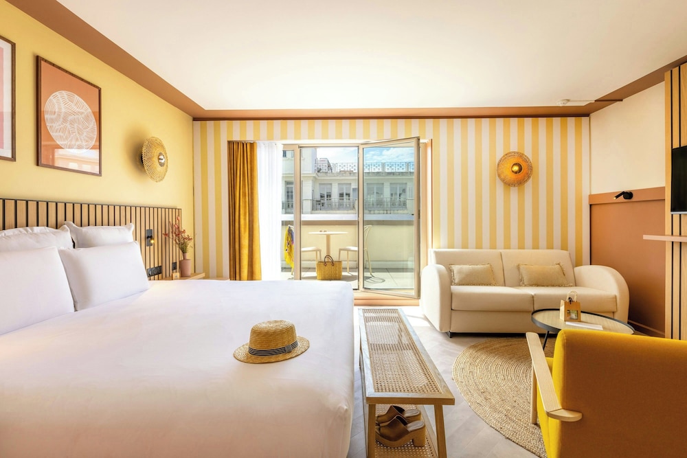 JUNIOR SUITE, KING BED, TERRACE VIEW, SOFA