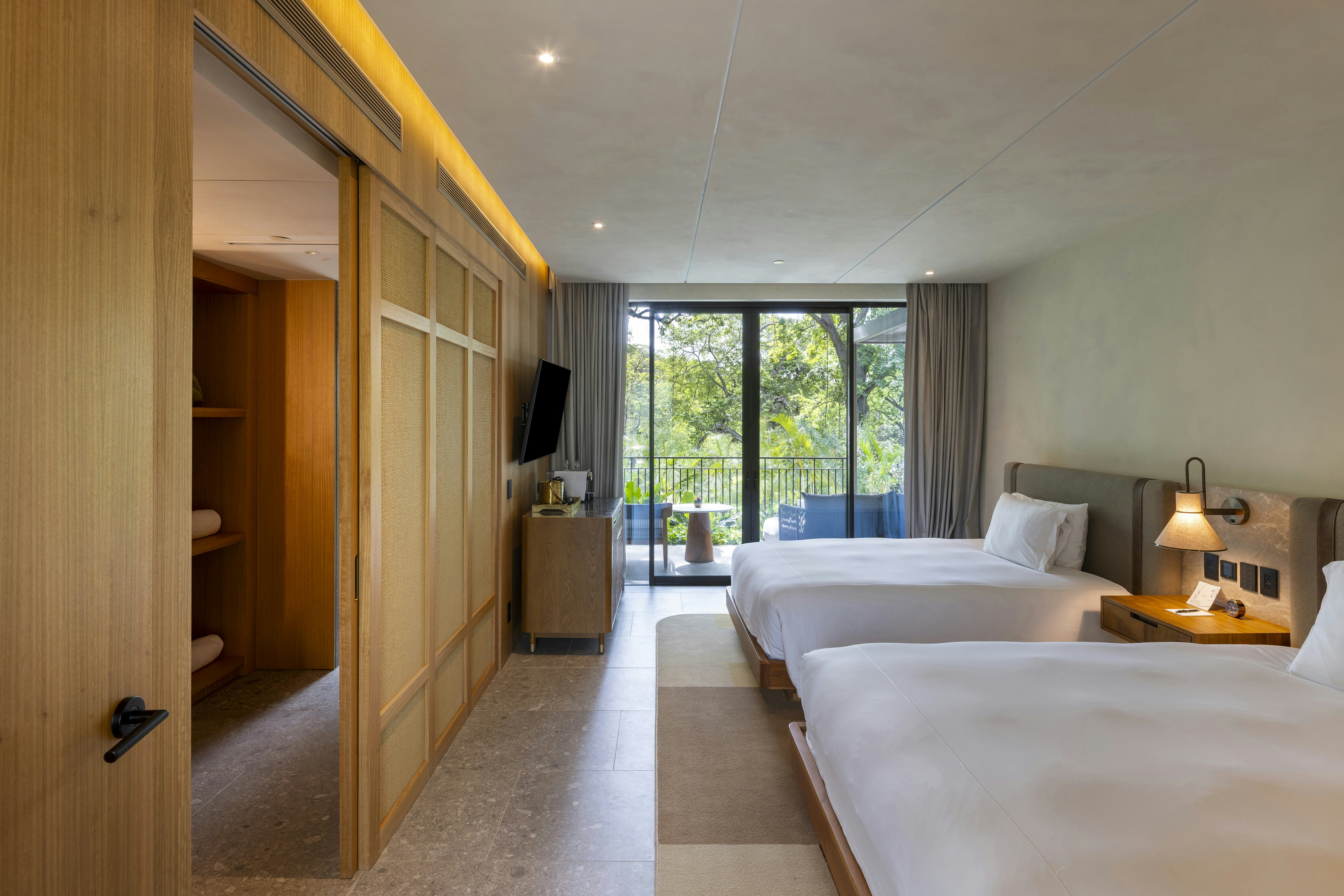 2 Bedrooms, Pacific, Suite