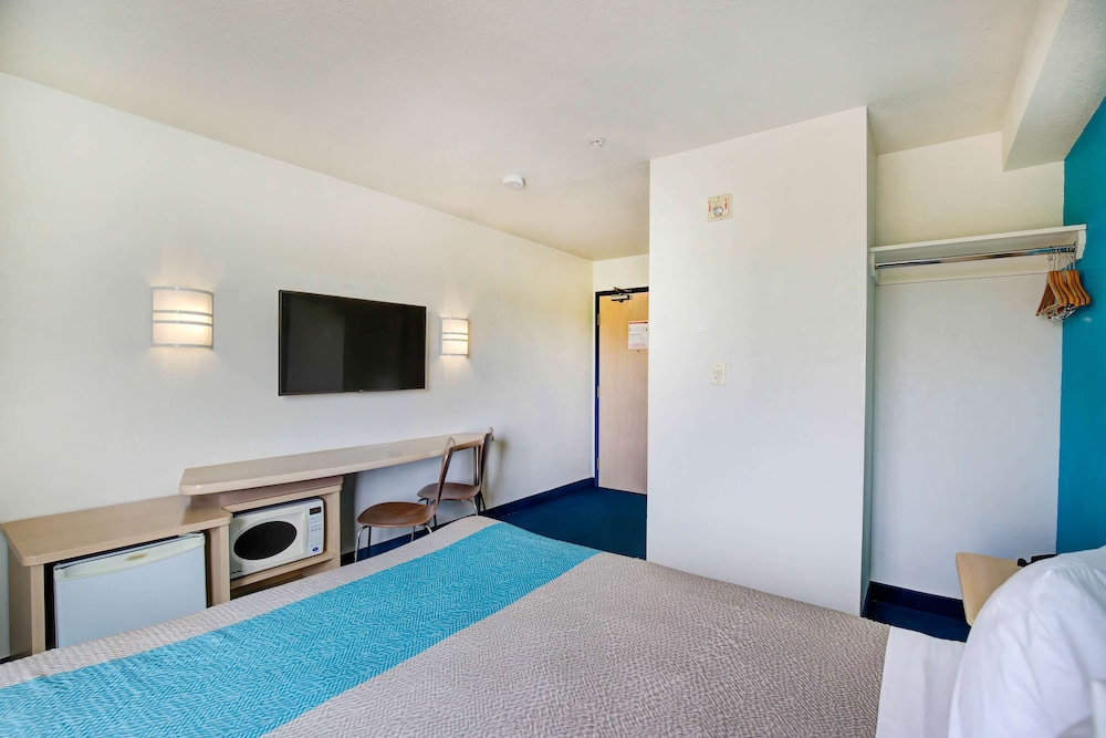 Motel6 Grande Prairie, AB 38/65