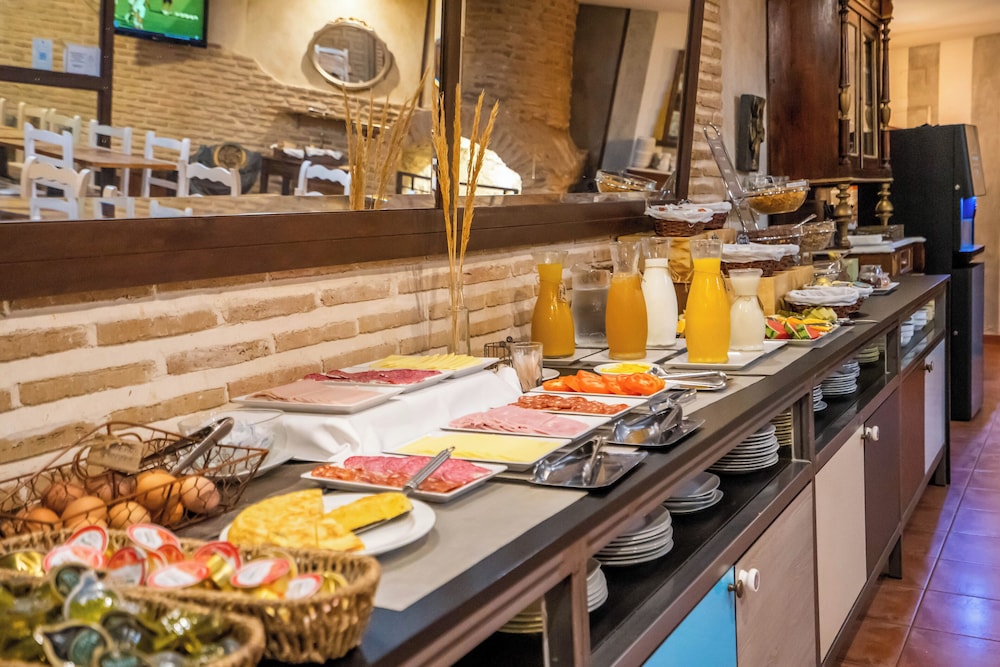 EL HOSTAL PUERTA BISAGRA. 52/60