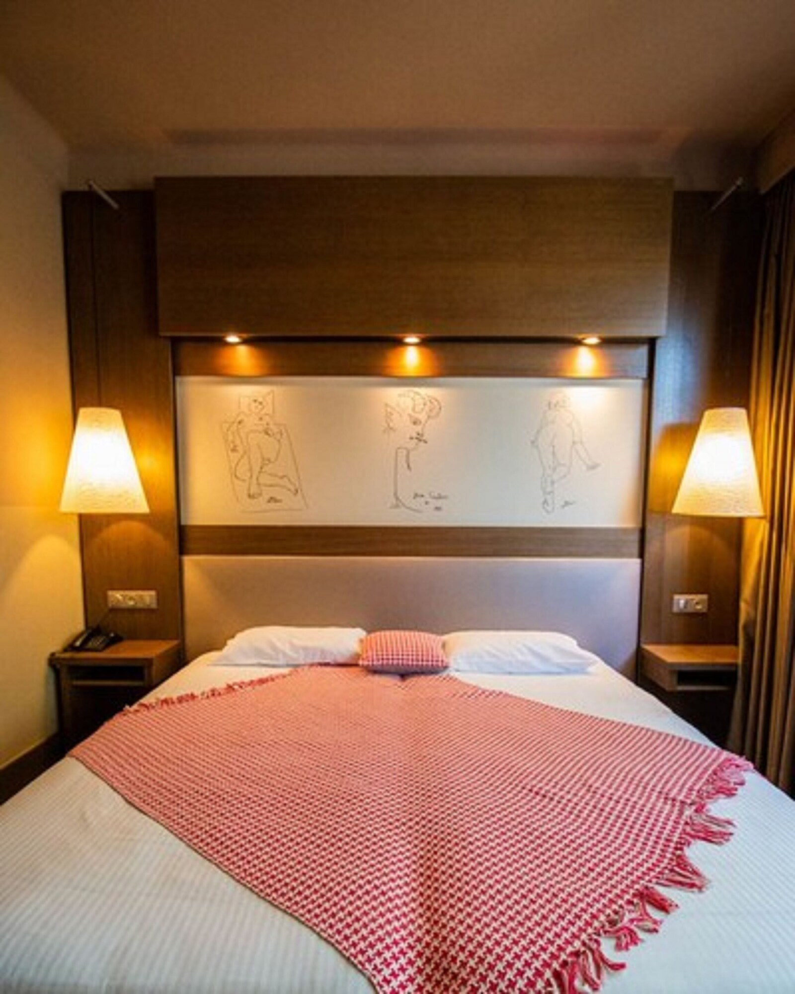 STANDARD, TWIN BEDS, COURTYARD VIEW