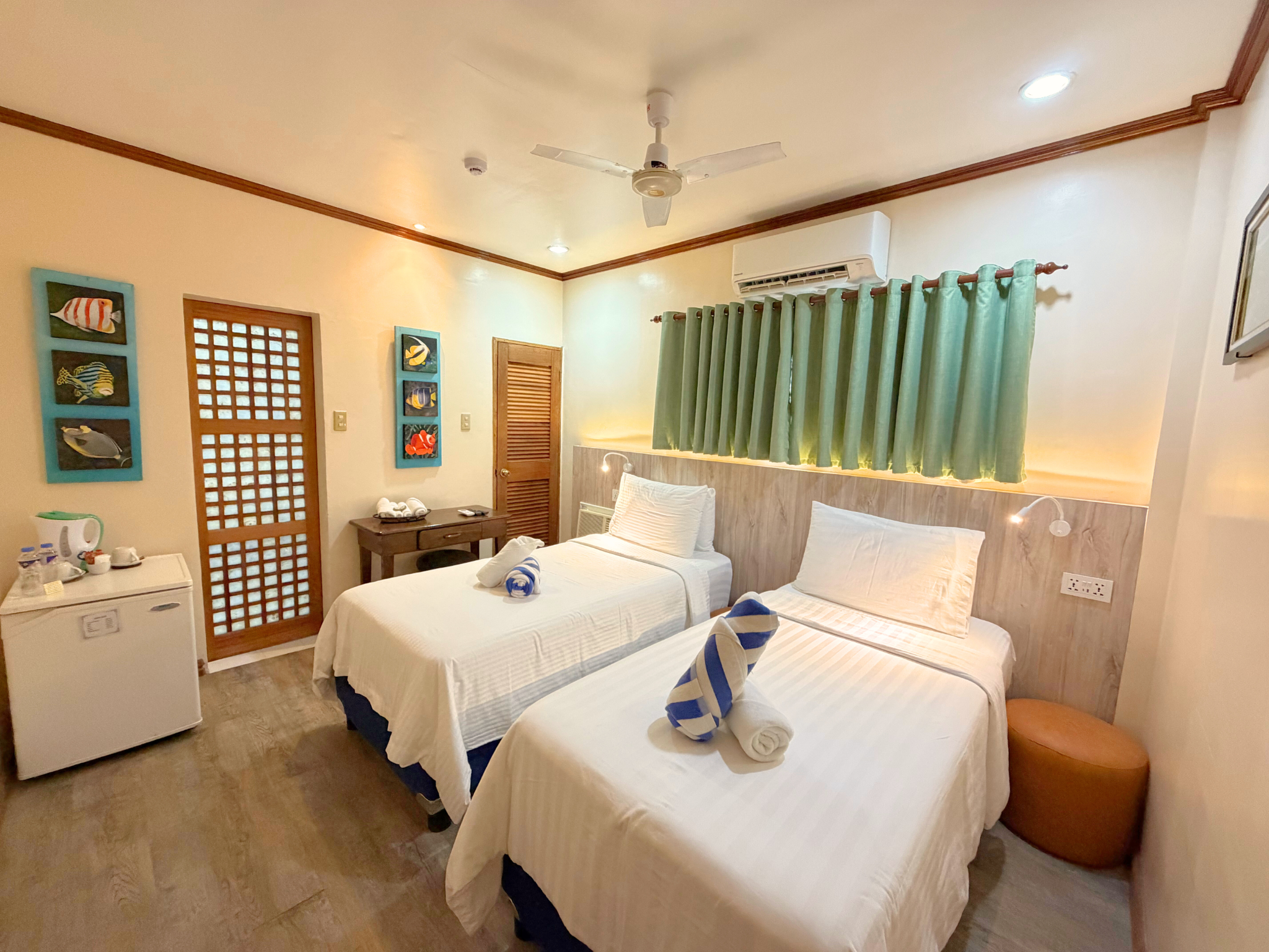 Room, Pool Side