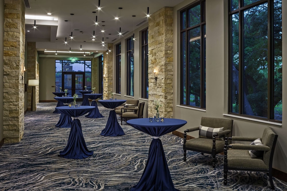 The Bevy Hotel Boerne A Doubletree By Hilton 24/46