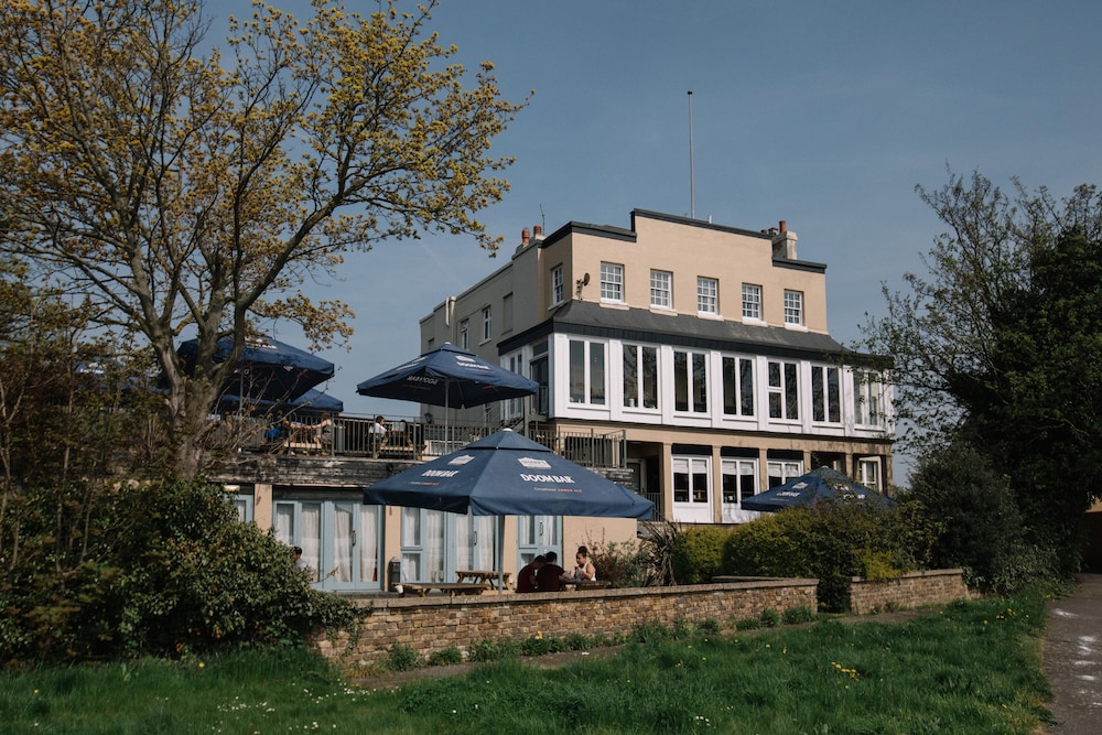Royal Hotel 2/50