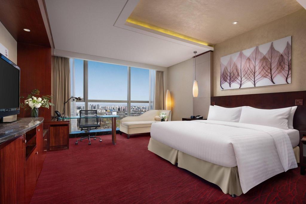 Guest Room, King Bed, Skyline View, High Floor