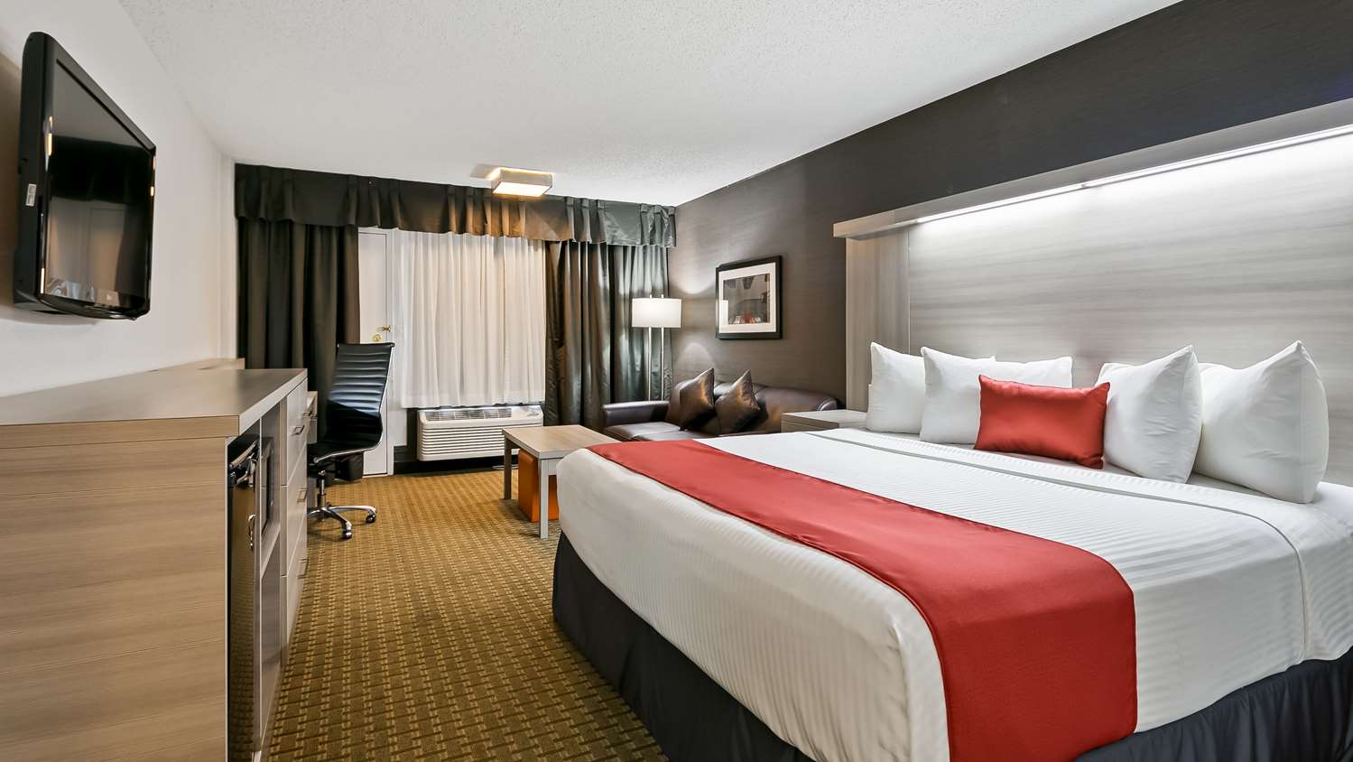 Atrium, King Bed, Sofa
