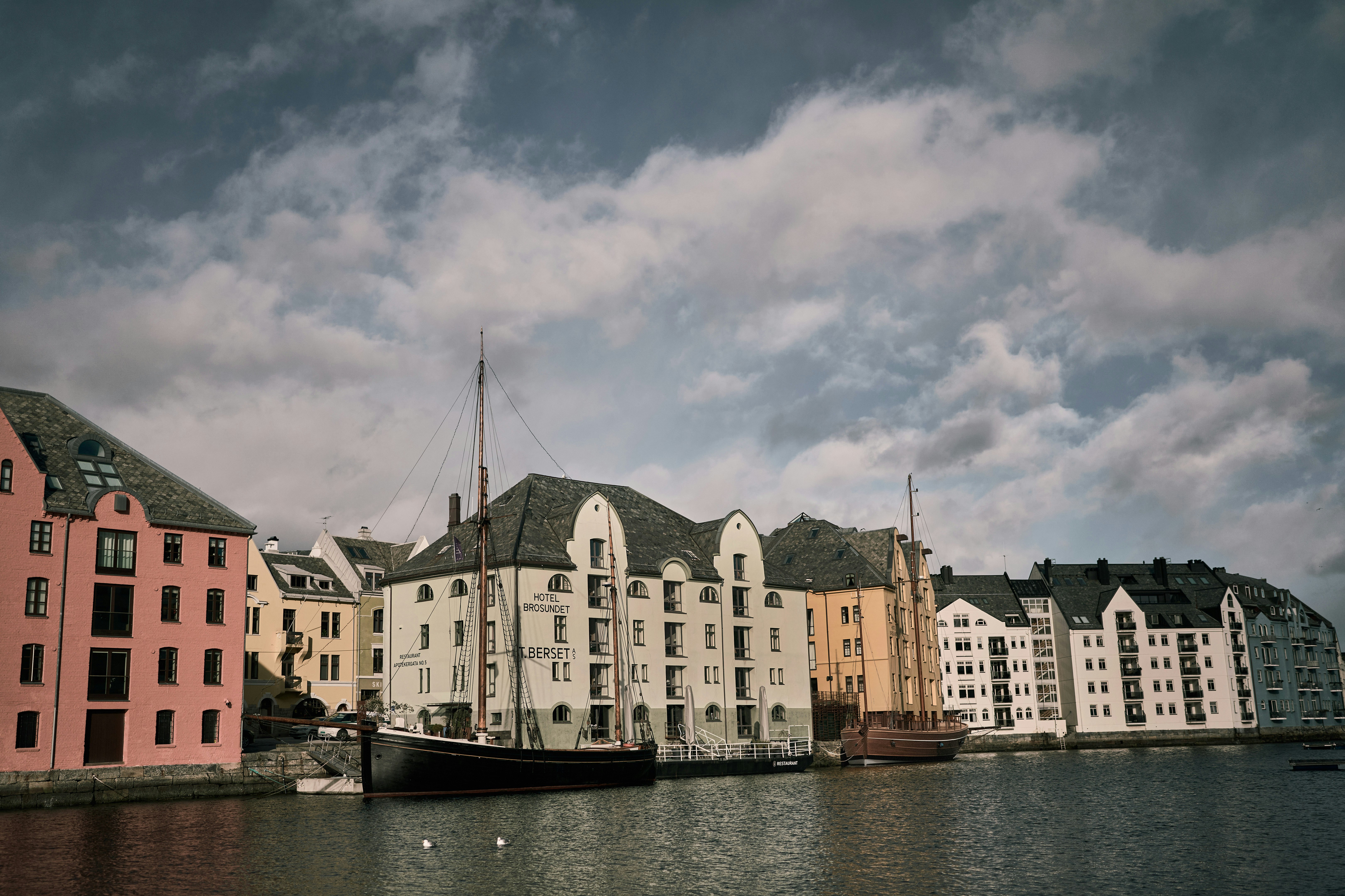Brosundet Hotel 43/49