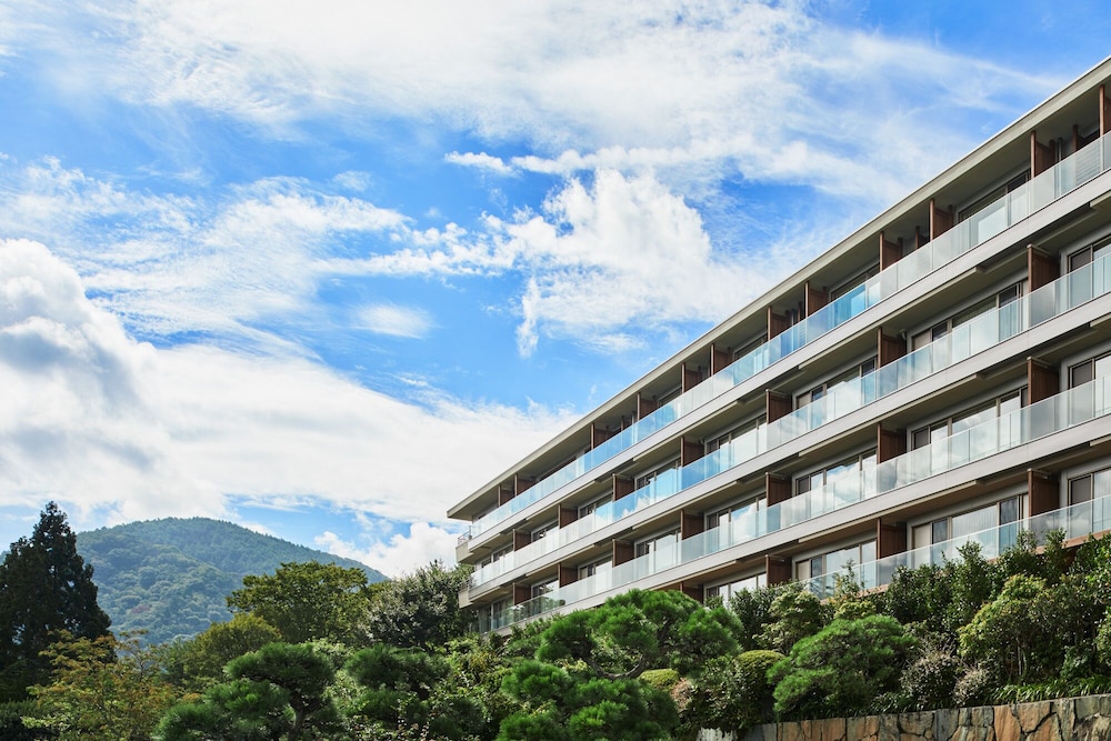 ARIMA GRAND HOTEL 3/50