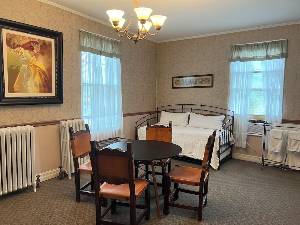 Rogues Harbor Inn 36/50