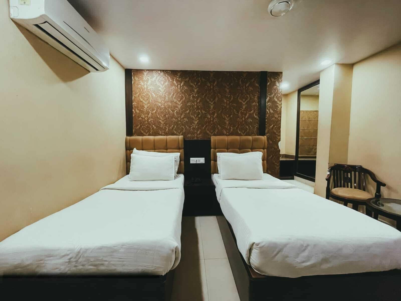 DELUXE, DOUBLE OR TWIN BED