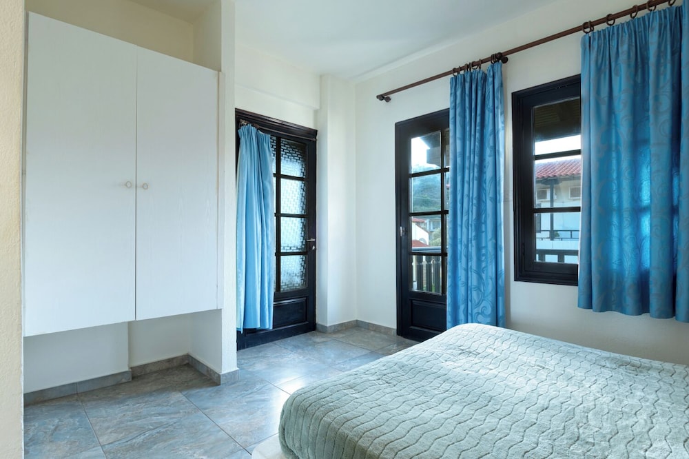 Family, Queen and Twin Beds, Sea View, Near the Pool، Assa Maris Beach Hotel 2/10