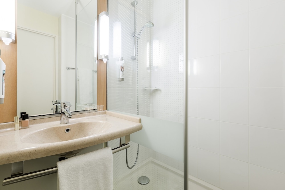 Ibis Rennes Cesson 12/76