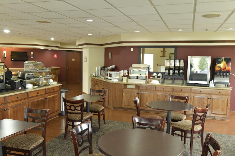 Baymont Inn & Suites by Wyndham Lincoln NE 32/47