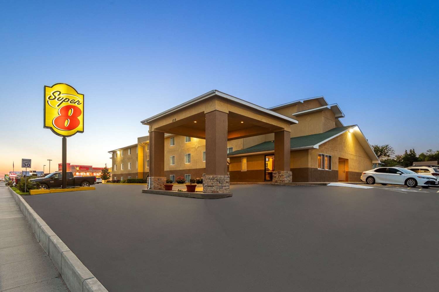 Super 8 by Wyndham Dodge City 3/23