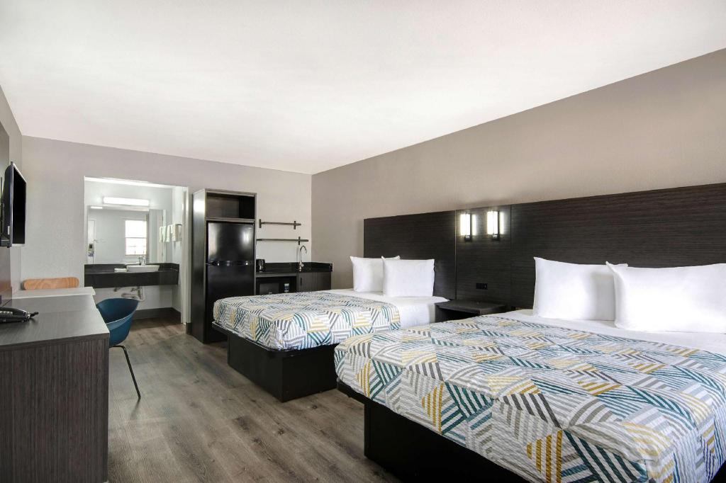2 Queen Beds Mobil Access RI Shr Nsmk Ktchn