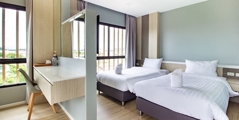 Deluxe, Twin Beds, Hill View