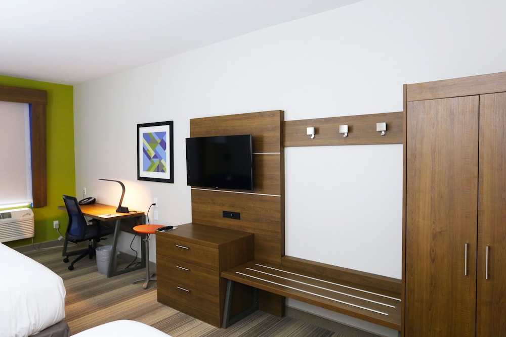 Holiday Inn Express Suites Houston Iah Beltway 8 49/65