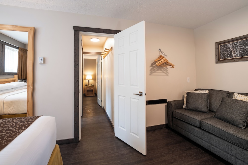Swiss Chalet Motel 30/43
