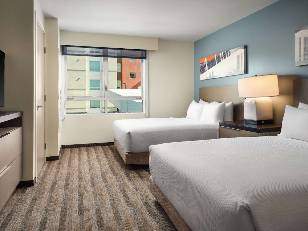 1 BEDROOM, SUITE, CORNER