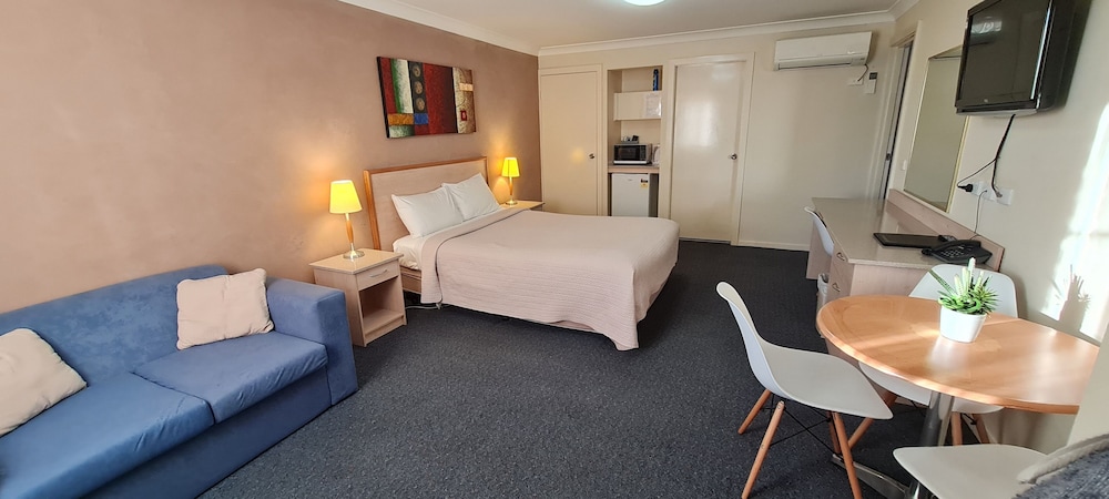 GOLF LINKS MOTEL 26/27