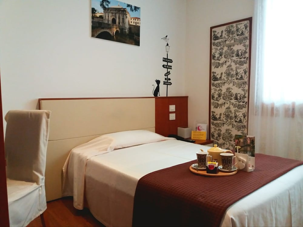 Room, Single, Queen Bed, Hotel Mezzaluna 2/3