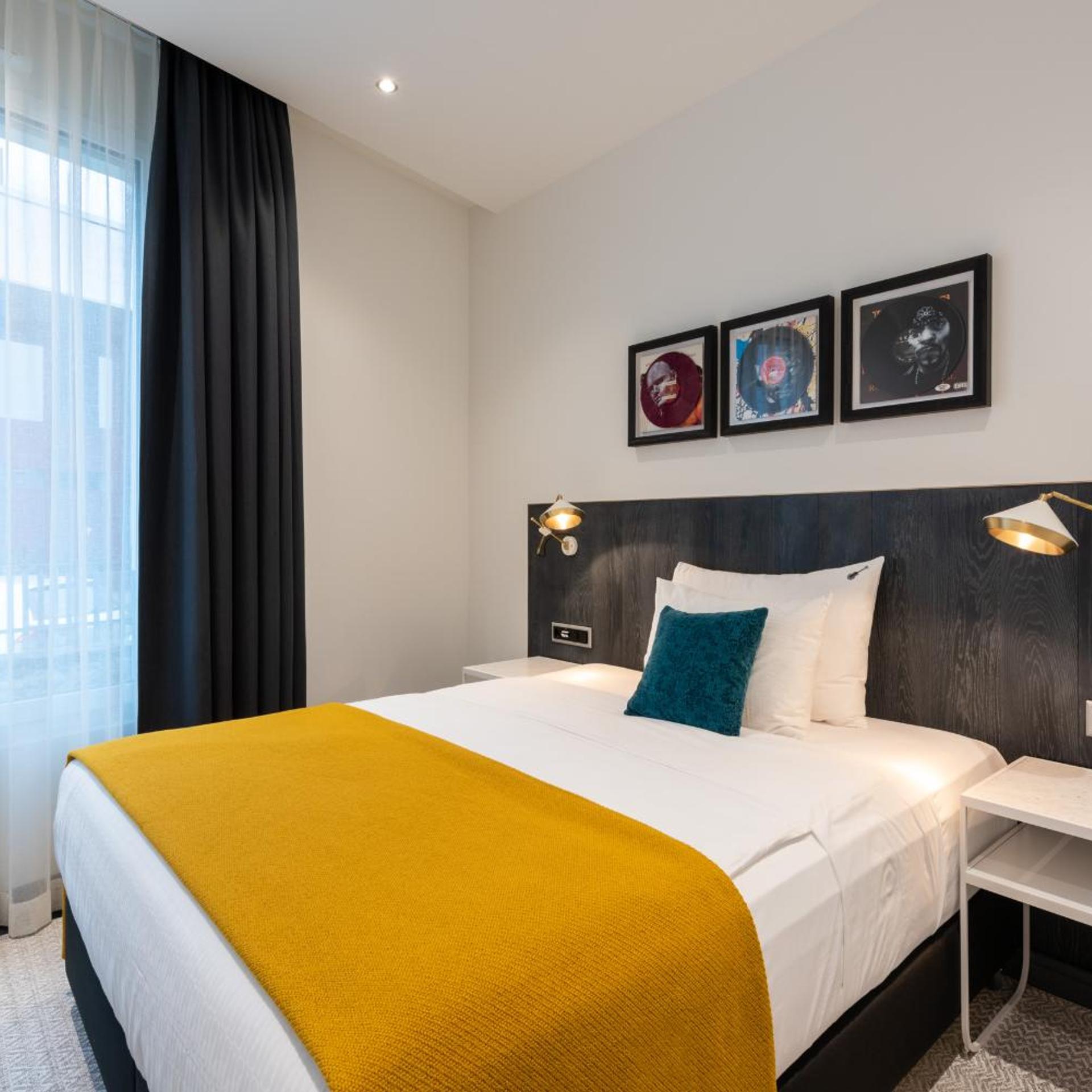 Gold, Studio, Suite, King Bed