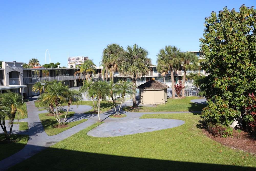 Howard Johnson by Wyndham Orlando/International Drive 32/34