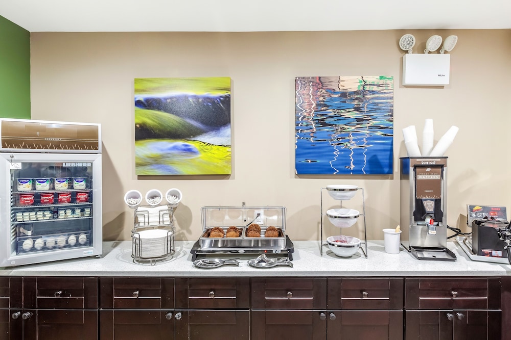 Van Wyck Hotel & Suites Near JFK Airport 35/46