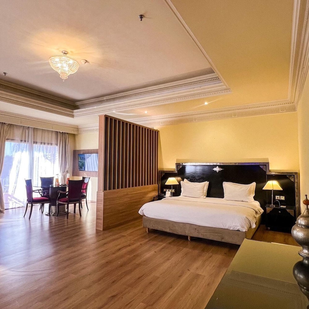 AMBASSADOR, SUITE