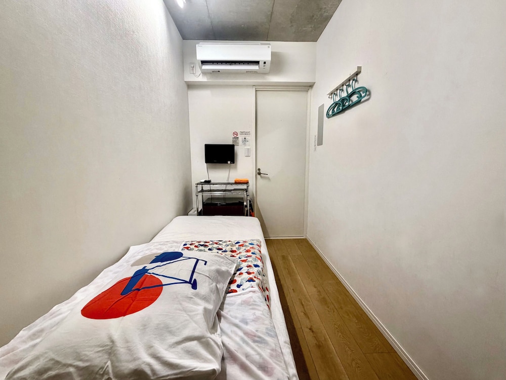 Kangaroo Hotel Side B 18/63