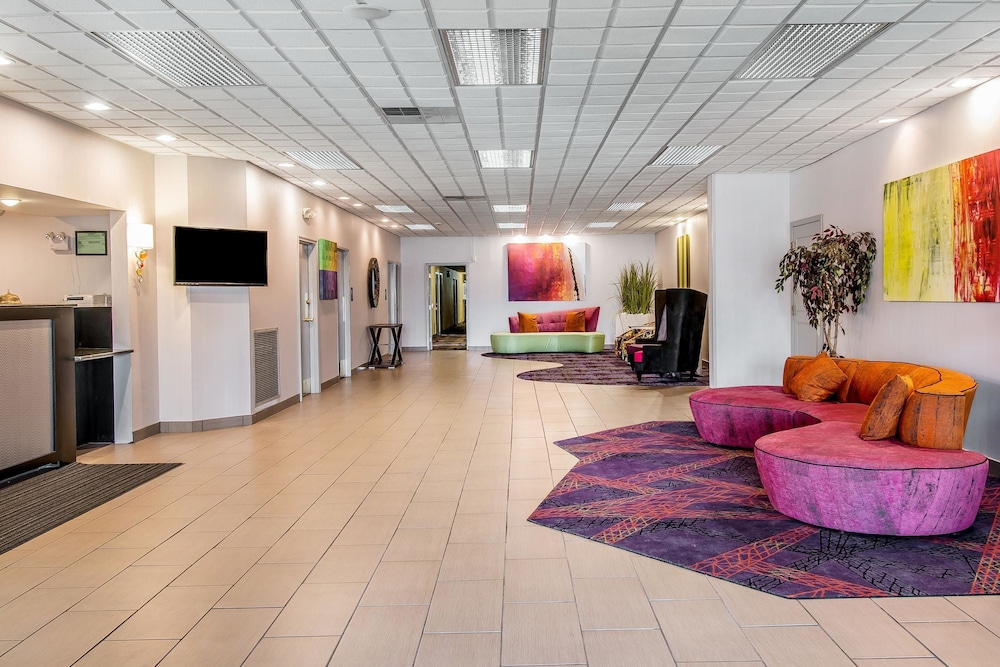 Quality Inn & Suites Livonia - Detroit 27/38