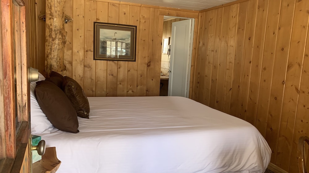 Chinook Winds Motel 13/76