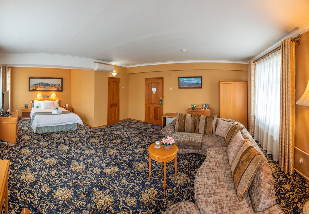 Deluxe, Queen Bed, Small