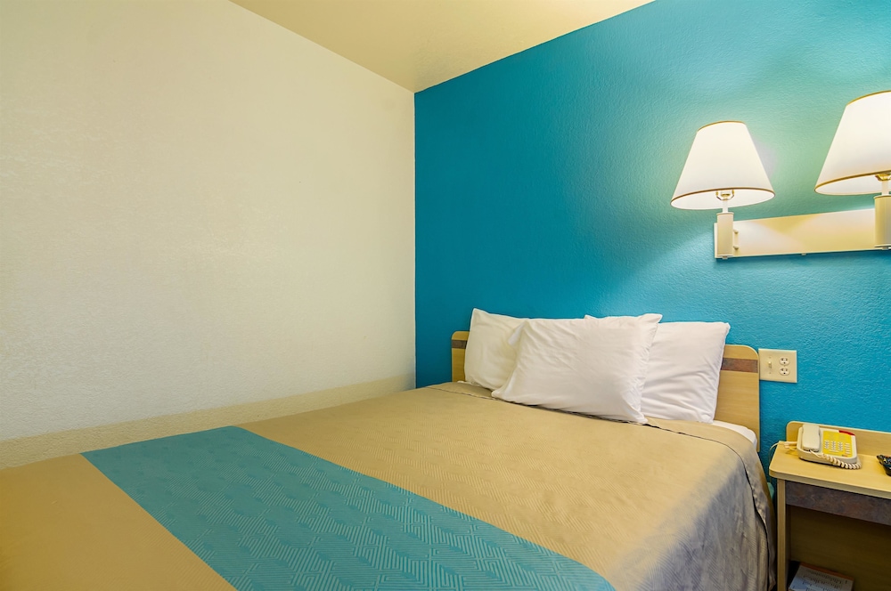 Motel6 Mitchell, SD 28/68