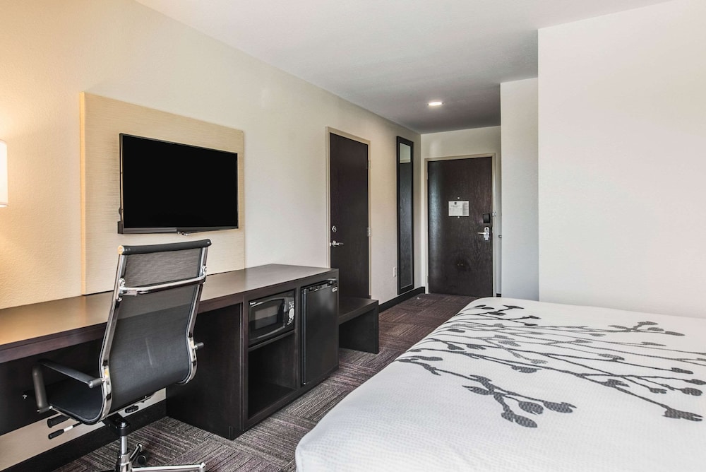 Sleep Inn & Suites Galion OH 17/36