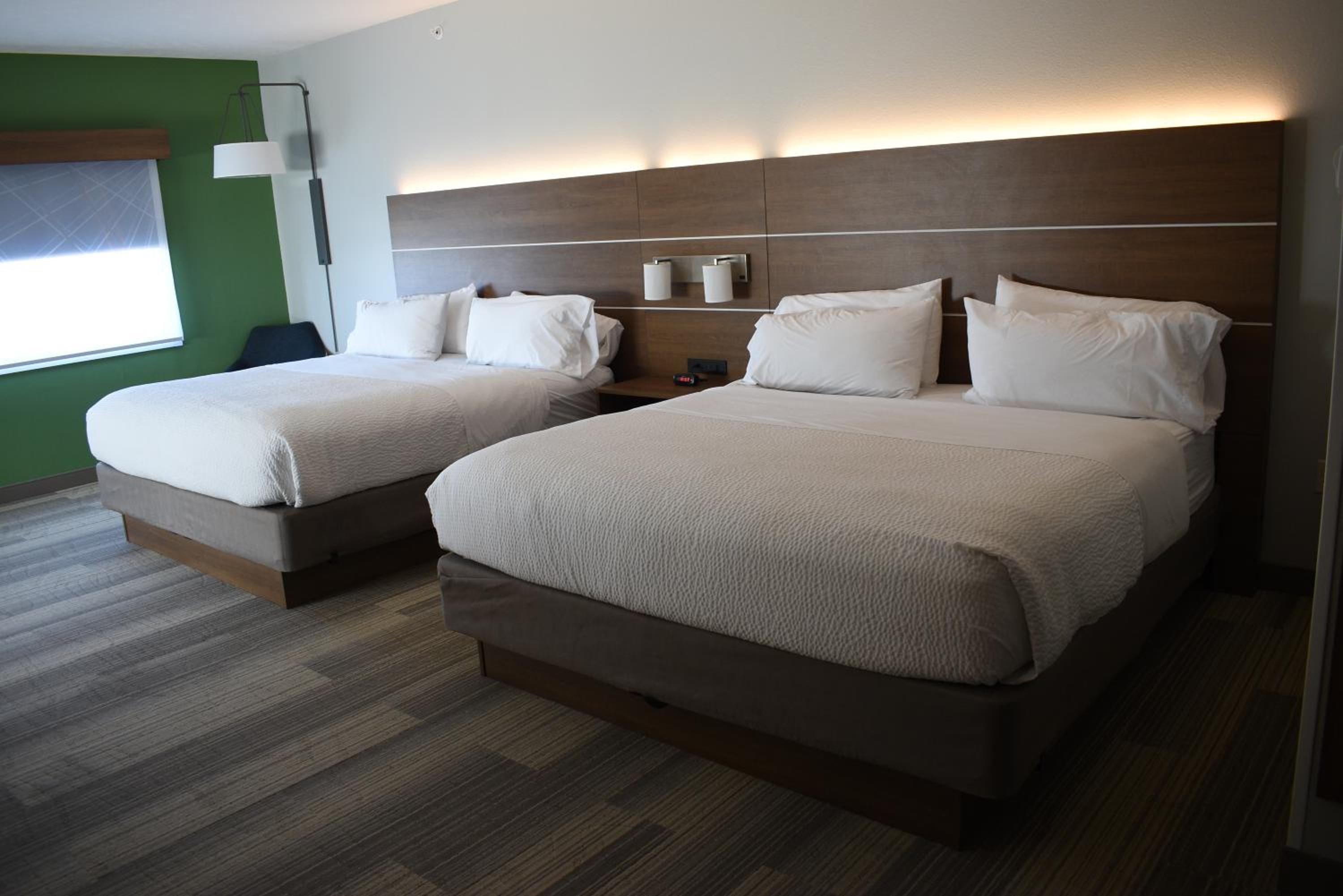 غرفة قياسية بسرير كينج وسريرين كينج، Holiday Inn Express and Suites Lincoln South 3/10