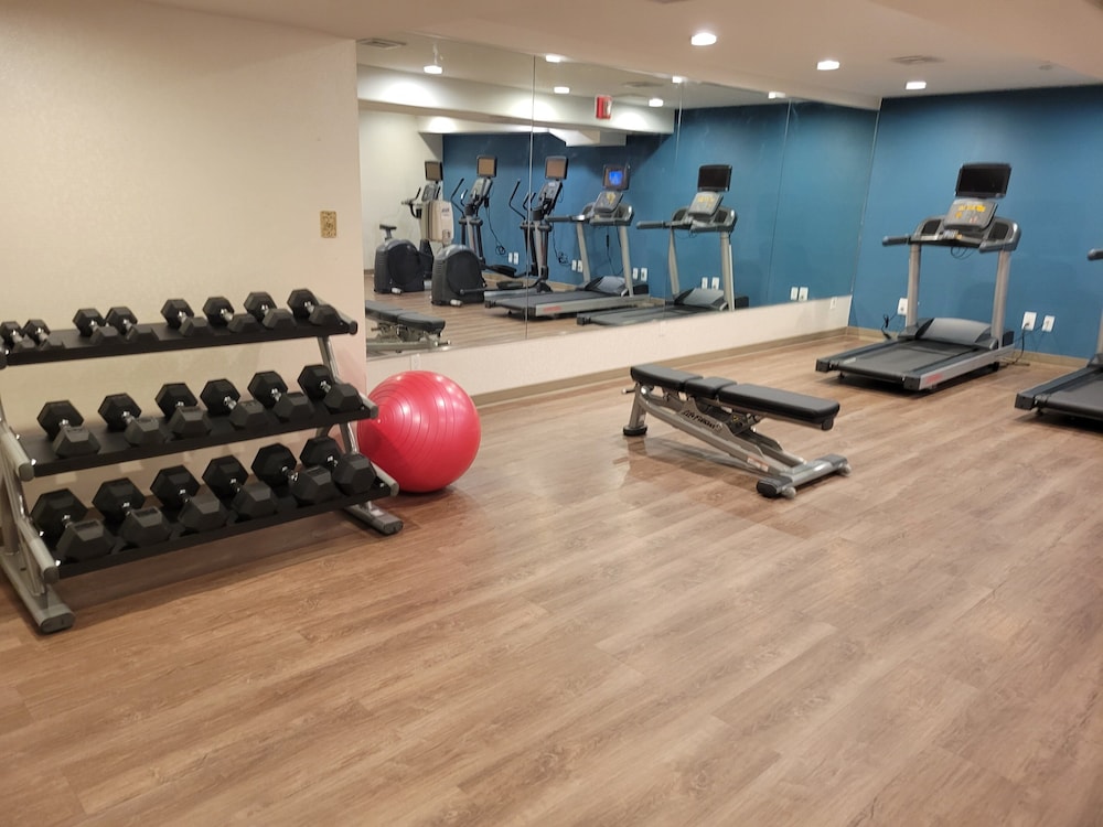 Holiday Inn Express Queens - Maspeth 30/65
