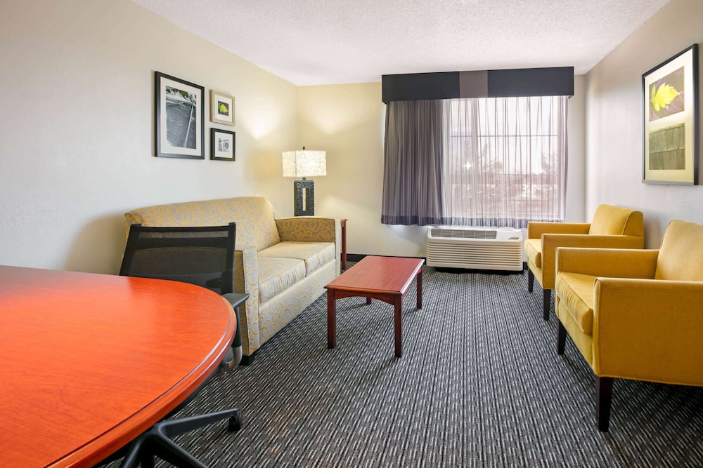 La Quinta Inn & Suites by Wyndham DFW Airport South / Irving 37/52